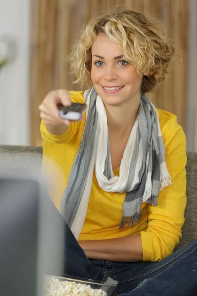 Donna Che Cambia Canale Sulla Televisione — Foto Stock