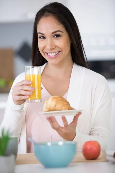 Porträt Einer Schönen Frau Frühstückstisch — Stockfoto