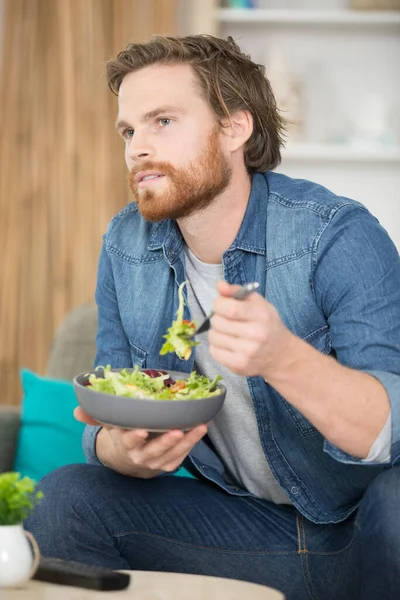 Mann Seinen Dreißigern Sitzt Und Isst Eine Schüssel Salat — Stockfoto