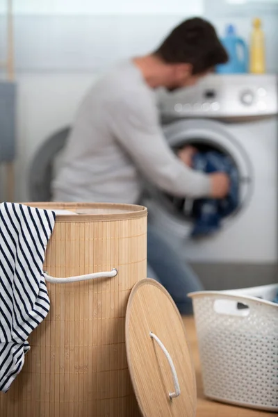 Adam Mutfaktaki Çamaşır Makinesine Çamaşır Yüklüyor — Stok fotoğraf