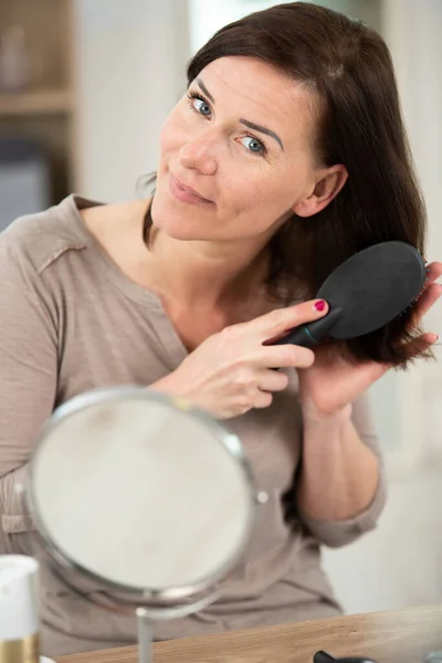 Porträt Einer Frau Die Sich Die Haare Bürstet — Stockfoto