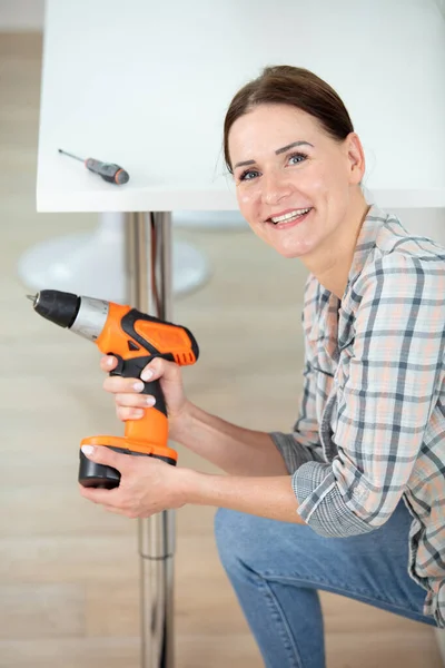 Mulher Feliz Com Mobiliário Auto Montagem Cozinha — Fotografia de Stock