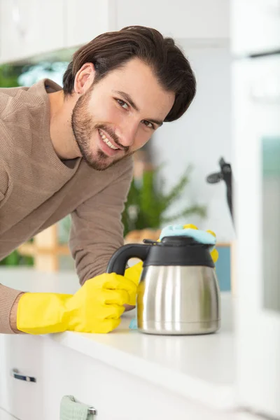 Barista在家里清洁咖啡机 — 图库照片