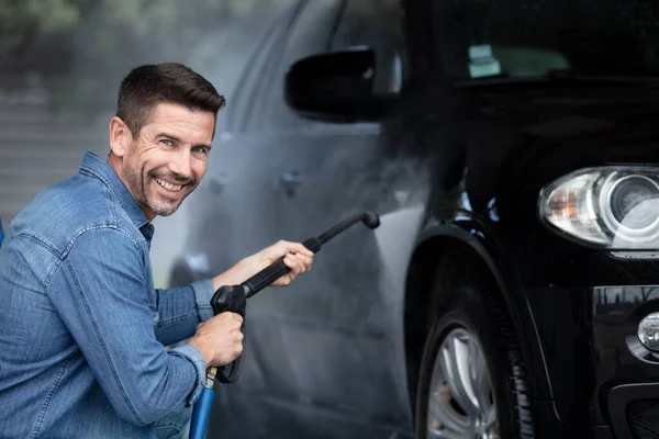 Man Wassen Van Zijn Auto Onder Hoge Druk Water — Stockfoto