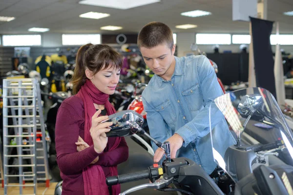 Wesoła Para Siedzi Motocyklu Punkcie Serwisowym — Zdjęcie stockowe