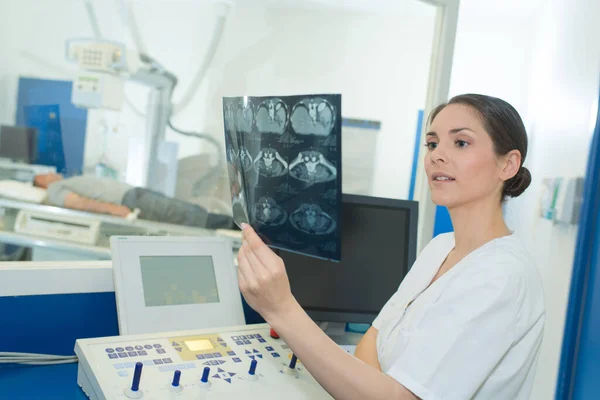 Médico Verifica Resultados Para Radiografia Paciente — Fotografia de Stock