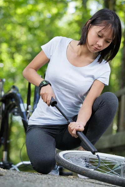 Mulher Bombeando Pneu Bicicleta Livre — Fotografia de Stock