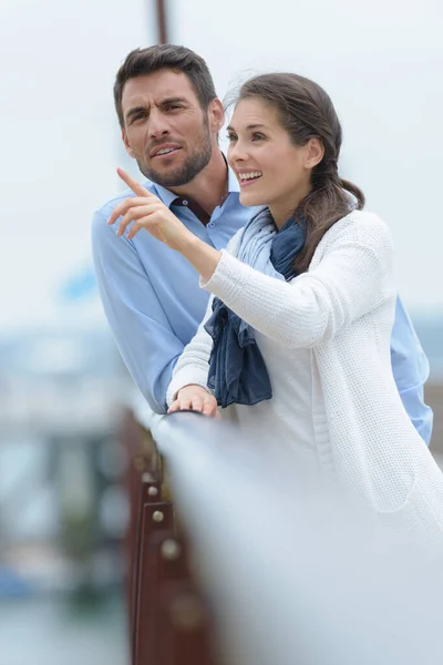 Feliz Pareja Muelle — Foto de Stock