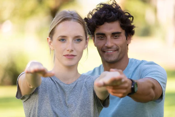 Jeune Couple Bonne Santé Faisant Yoga Parc — Photo