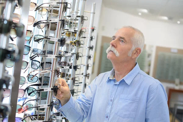 Volwassen Man Gepensioneerde Kiezen Bril Optiek Winkel — Stockfoto