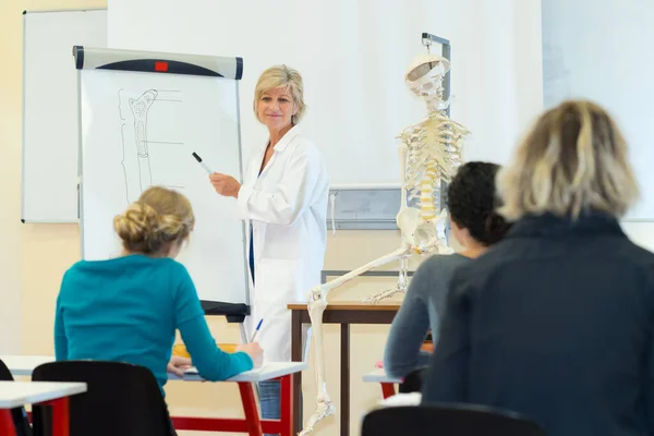 Signora Matura Che Insegna Biologia Laboratorio Scolastico — Foto Stock