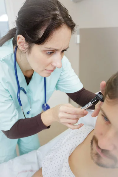 Bir Enstrümanla Hastaların Kulaklarına Bakan Bir Doktor — Stok fotoğraf