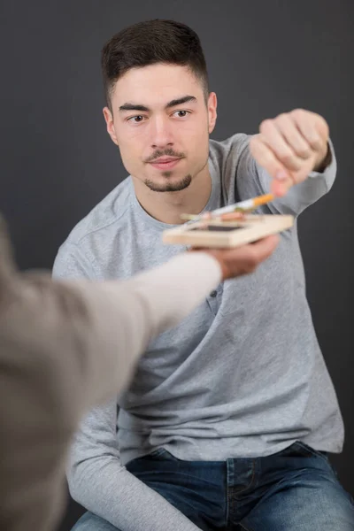 Atteindre Pour Cigarette Dans Souricière — Photo