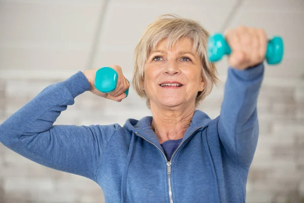 Senioren Fitness Vrouw Training Met Halters — Stockfoto
