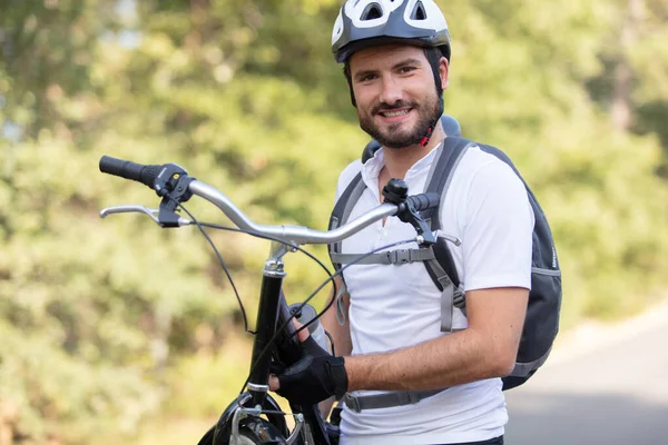 Ciclista Che Trasporta Sua Bici Terreni Rocciosi — Foto Stock