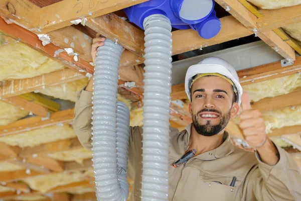 Técnico Hvac Listo Para Instalar Sistema Ventilación Casa —  Fotos de Stock