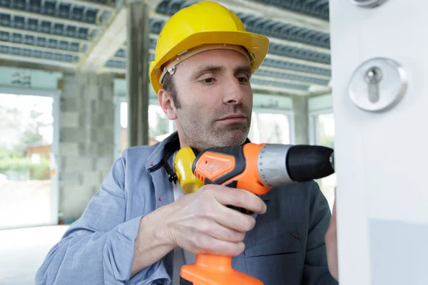 Retrato Homem Construtor Sério Com Chave Fenda — Fotografia de Stock