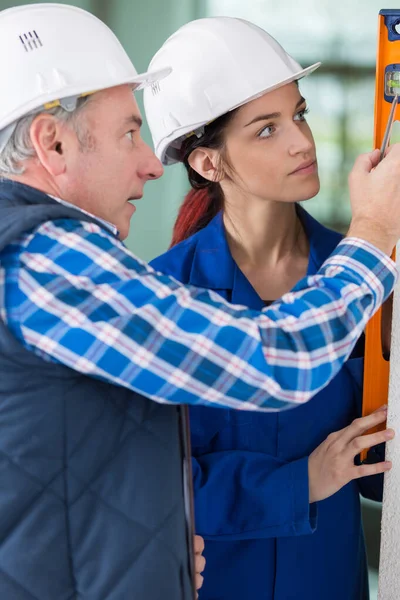 Aprendiz Femenina Aprendiendo Usar Nivel Espíritu —  Fotos de Stock