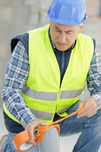 Volwassen Man Bouwer Werken Met Tape — Stockfoto