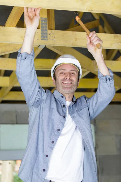 Trabalhador Feliz Termicamente Isolando Uma Casa — Fotografia de Stock