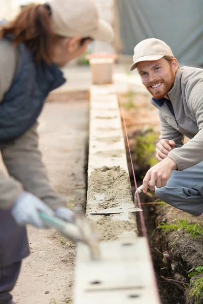 Jeune Femme Séduisante Homme Maçon Sur Site Construction — Photo