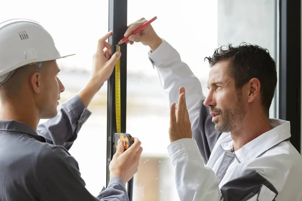 Hommes Service Installant Des Fenêtres Avec Ruban Mesure — Photo