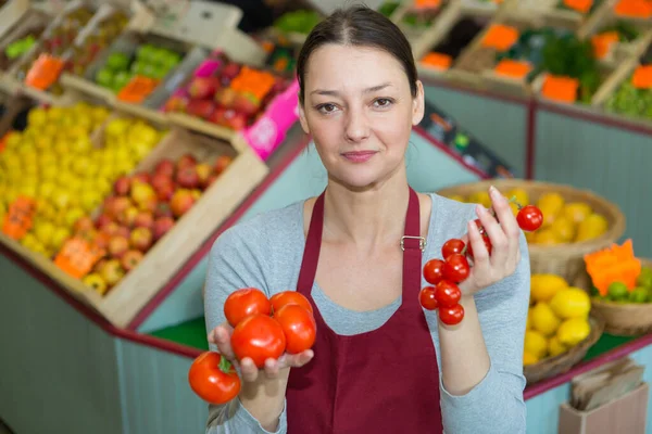 Frutería Femenina Que Tiene Dos Variedades Diferentes Tomates —  Fotos de Stock