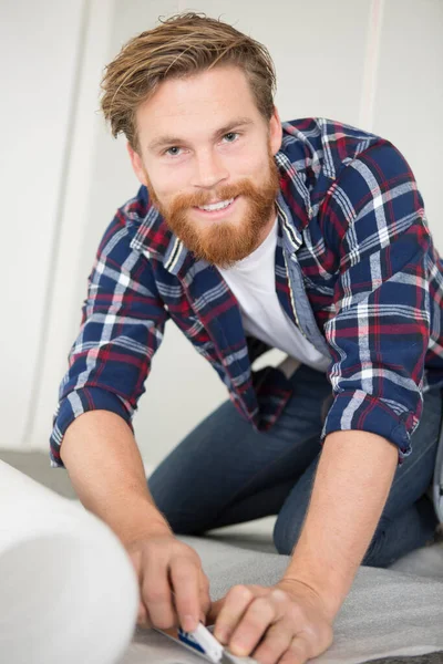 Hombre Está Cortando Piso Linóleo —  Fotos de Stock