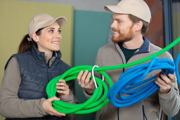 Ung Manlig Lärling Elektriker Med Kvinnlig Lärare — Stockfoto