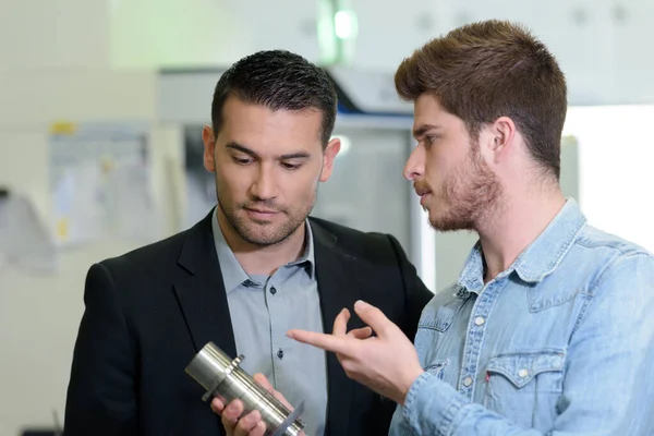 Jovem Engenheiro Masculino Mostrando Sua Inovação Para Supervisor — Fotografia de Stock