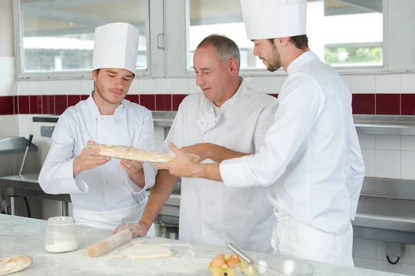 Padeiro Seus Assistentes Que Trabalham Cozinha — Fotografia de Stock