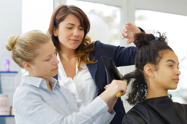 Apprendista Parrucchiere Stiratura Clienti Capelli — Foto Stock