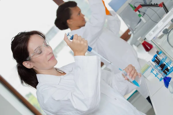 Mujer Científica Goteando Líquido Pipeta Tubo Ensayo — Foto de Stock