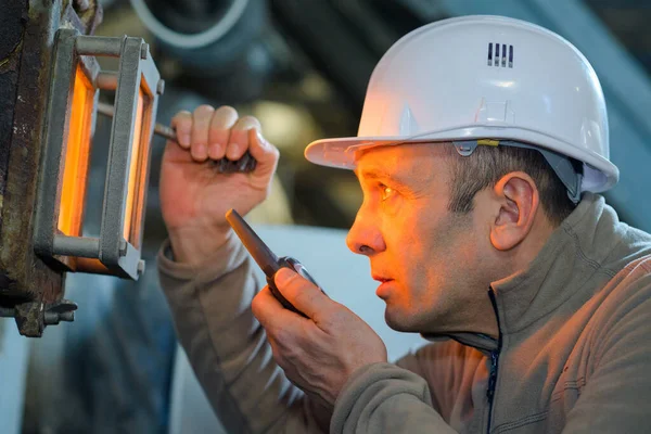 Mann Steuert Die Hitze Einer Maschine Einer Fabrik — Stockfoto