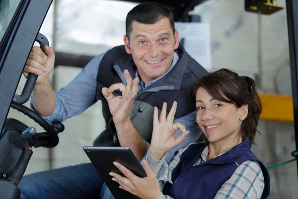 Mann Und Frau Zeigen Das Okay Zeichen — Stockfoto