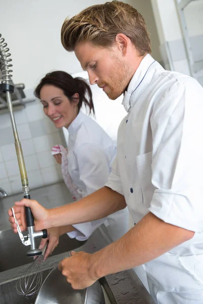 Köchin Wischt Der Küche Die Arbeitsplatte — Stockfoto