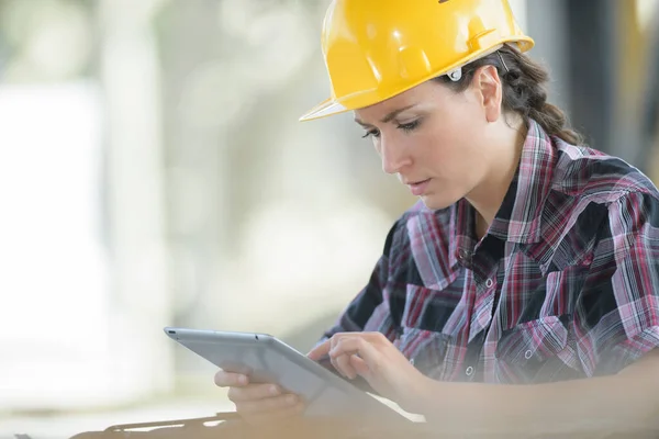 Trabalhador Construção Civil Lendo Algo Computador Tablet — Fotografia de Stock