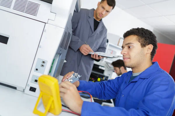Eletricista Está Inspecionando Impressora — Fotografia de Stock