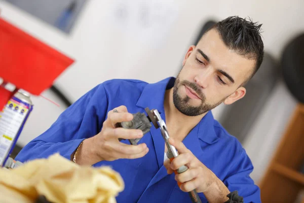 Mechanic Cleaning Auto Part Workshop — Stock Photo, Image