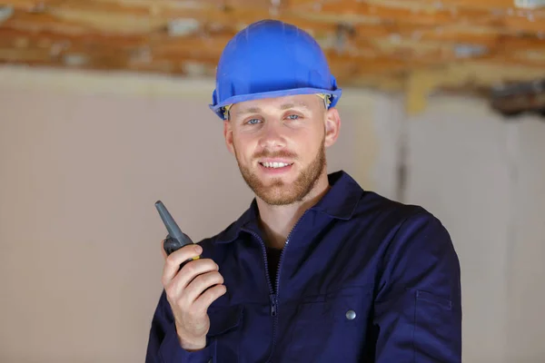 Bauarbeiter Überprüft Bauplan Vor Ort — Stockfoto