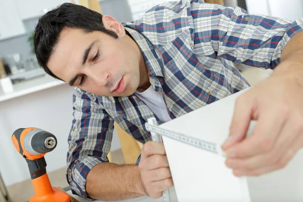 Carpintero Midiendo Sobre Una Mesa Madera Taller — Foto de Stock