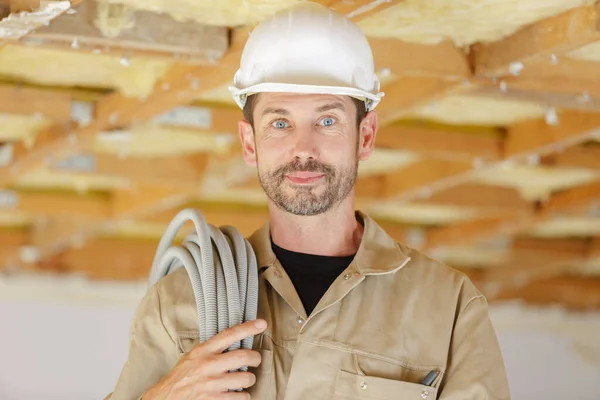 Hombre Constructor Sosteniendo Cables — Foto de Stock