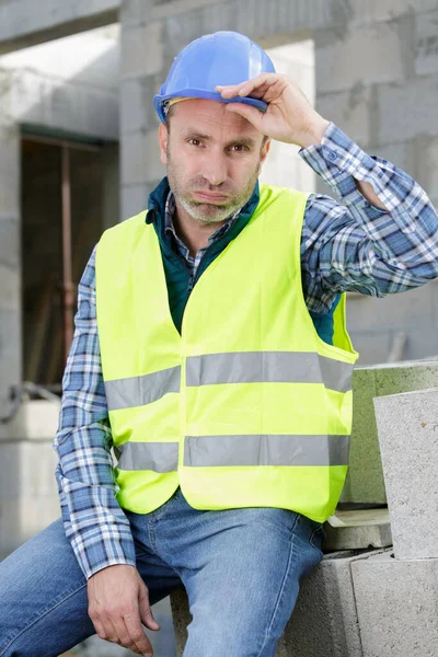 Jovem Homem Construtor Segura Seu Capacete — Fotografia de Stock