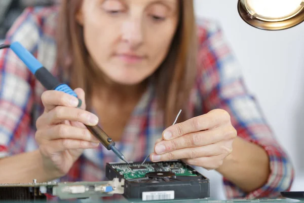 Woman Soldering Circuit Board — Stock Photo, Image