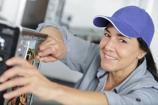 Donna Matura Tecnico Utilizzando Cacciavite — Foto Stock