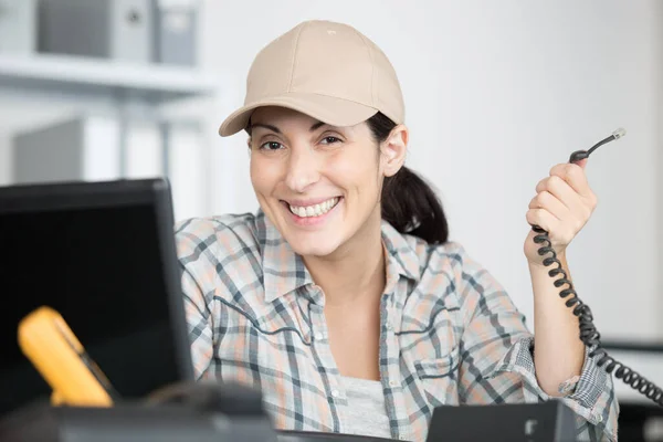 Sorrindo Morena Técnica Reparos Mulher Computador — Fotografia de Stock