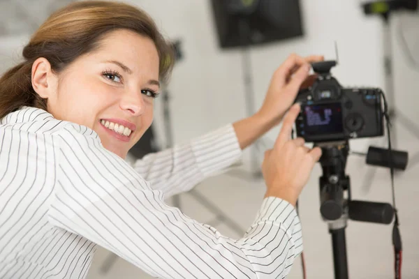 Fotógrafo Feminino Ajustando Sua Câmera Durante Sessão Estúdio — Fotografia de Stock