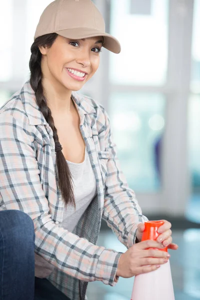 Jovem Beatiful Bonito Menina Segurando Laranja Plástico Estrada Cone — Fotografia de Stock