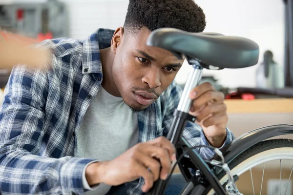 Uomo Che Regola Sella Sulla Sua Bicicletta — Foto Stock