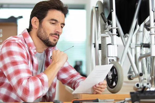 Man Fixing Wheelchair — Stock Photo, Image